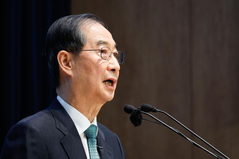 한덕수 전 국무총리가 5월 2일 오전 서울 여의도 국회 소통관에서 ‘국민께 드리는 약속’을 주제로 제21대 대통령 선거 출마를 선언하고 있다. 2025.5.2/뉴스1