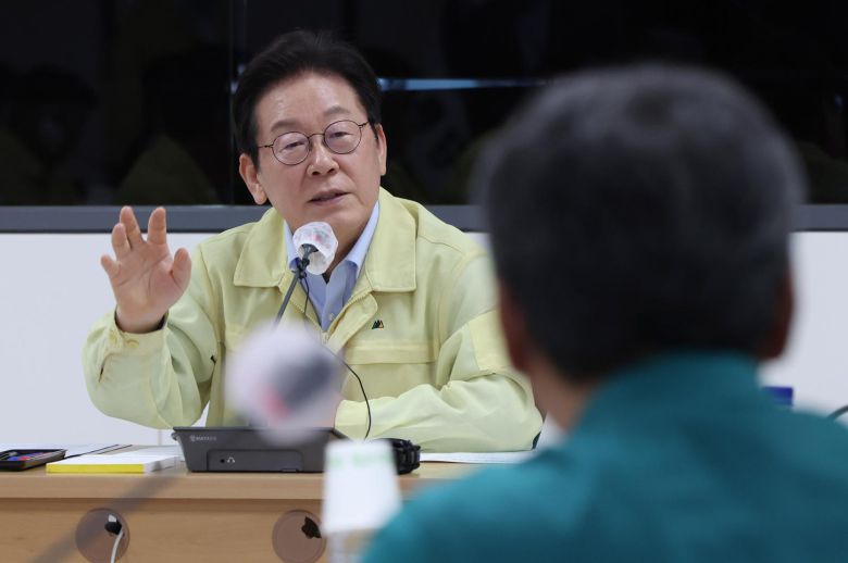 이재명 대통령이 30일 강원도 강릉시 강릉시청을 찾아 가뭄 대책 회의를 주재하고 있다. 대통령실사진기자단