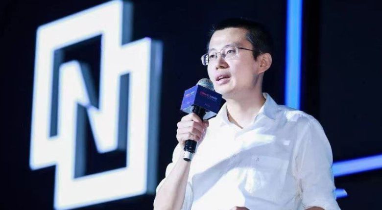 첸톈스 캠브리콘 창업자 겸 CEO. 천재로 유명했던 형을 따라서 16세에 중국과학기술대학 영재코스에 진학해 20대 초반에 박사학위를 따고 중국과학원 연구원이 됐다. 2016년 31세의 중국과학원 교수였던 첸톈스는 자신이 형과 함께 썼던 논문을 기반으로 한 딥러닝 프로세서를 상용화하기 위해 캠브리콘을 설립했다. 현재도 그는 전체 지분의 28%를 가진 최대 주주이다. 캠브리콘 제공