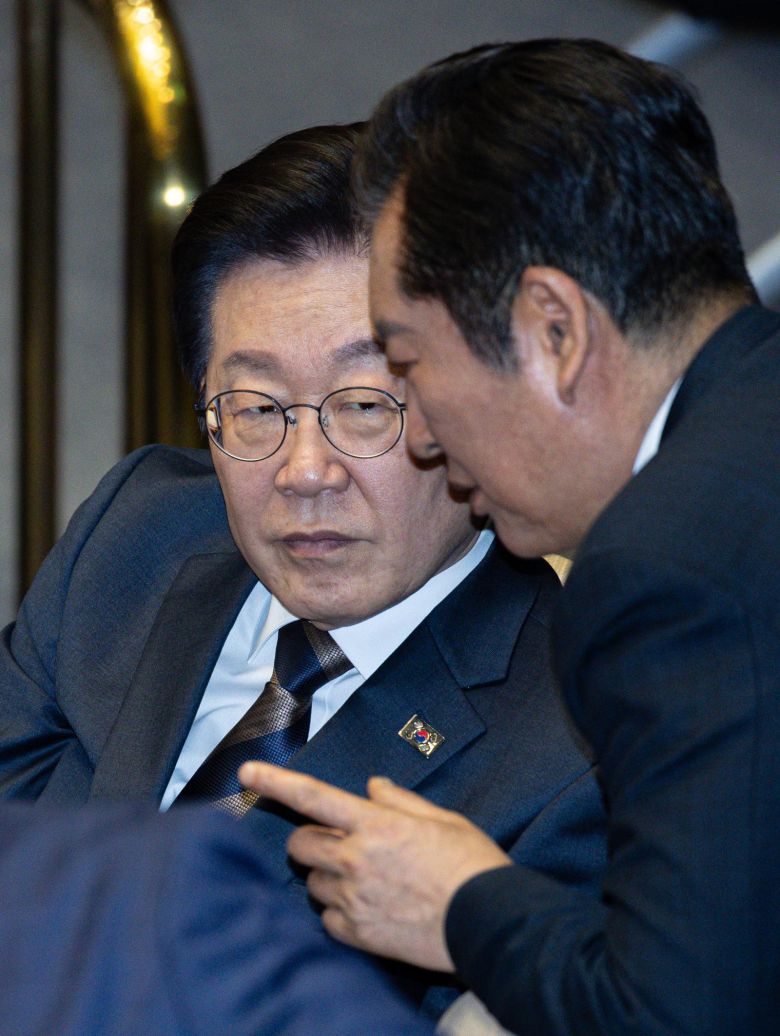 이재명 더불어민주당 대표와 정청래 의원이 13일 오후 서울 여의도 국회 본회의장에서 열린 제423회 국회(임시회) 제1차 본회의에서 대화를 하고 있다. 2025.3.13 (서울=뉴스1)