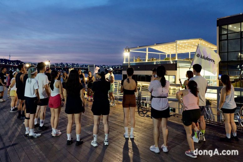 룰루레몬 런클럽 참가자들이 시민 피해 발생을 주의하자는 당부 사항을 듣고 있다.