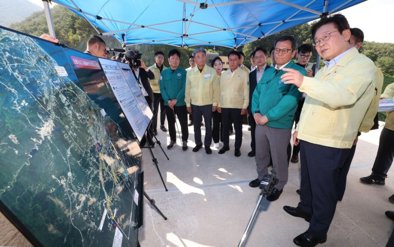 이재명 대통령이 30일 강원 강릉시 성산면 오봉저수지를 방문해 가뭄 대응 추진 상황을 점검하고 있다. 대통령실사진기자단