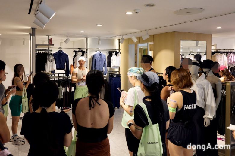 룰루레몬 런클럽 참가자들이 러닝 종료 후 소감을 나누고 있다.