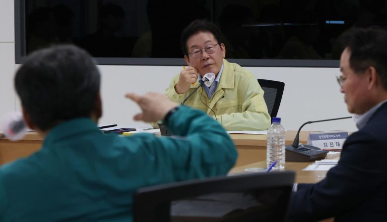 이재명 대통령이 30일 강원도 강릉시 강릉시청을 찾아 가뭄 대책 회의를 주재하고 있다. 대통령실사진기자단