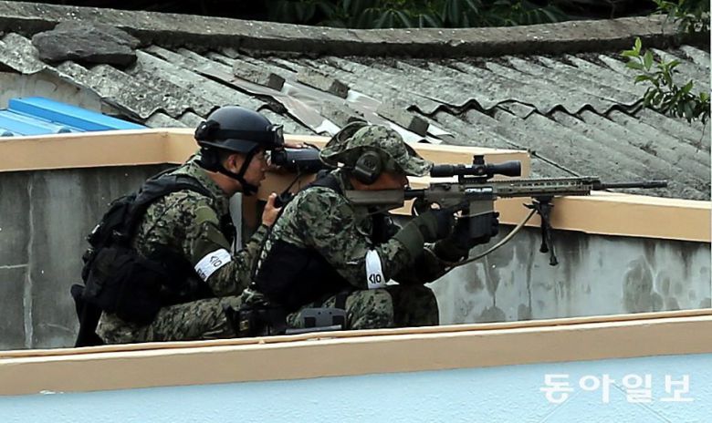 동부전선 GOP에서 총기를 난사하고 탈영한 임모 병사가강원도 고성군 현내면 마차진리 야산에서 대치하고 있는 가운데 2014년 6월 23일 군이 저격수를 인근 마을에 투입돼 만일의 사태에 대비하고 있다. 동아일보 DB