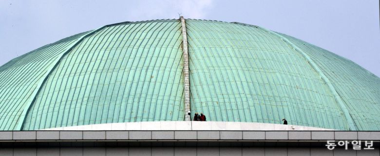 옥상 저격수, 트럼프 국회 연설 -  2017년  7월 8일 오전 서울 여의도 국회 옥상에 저격수가 배치돼 있다. 동아일보 DB