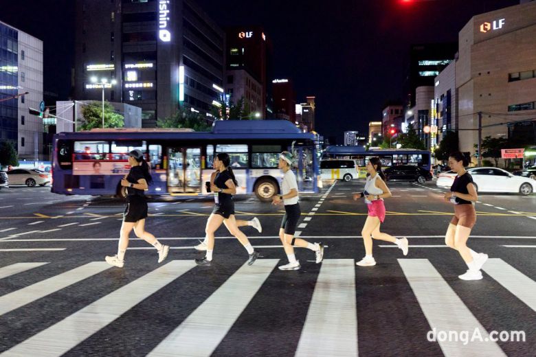 룰루레몬 런클럽에 참가한 러너들.