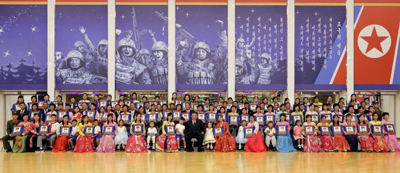 북한 노동당 기관지 노동신문은 30일 “김정은 총비서가 지난 29일 목란관에서 해외 군사작전에서 특출한 공훈을 세운 참전 열사들의 유가족들을 만나 따뜻이 위로해 주었다”라고 보도했다. 평양 노동신문=뉴스1