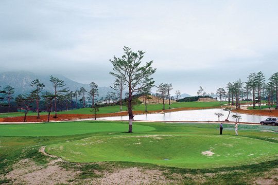아난티가 금강산에 건설했던 골프장의 모습. 사진은 유명한 14번 ‘깔때기 홀’이다. 동아일보 DB