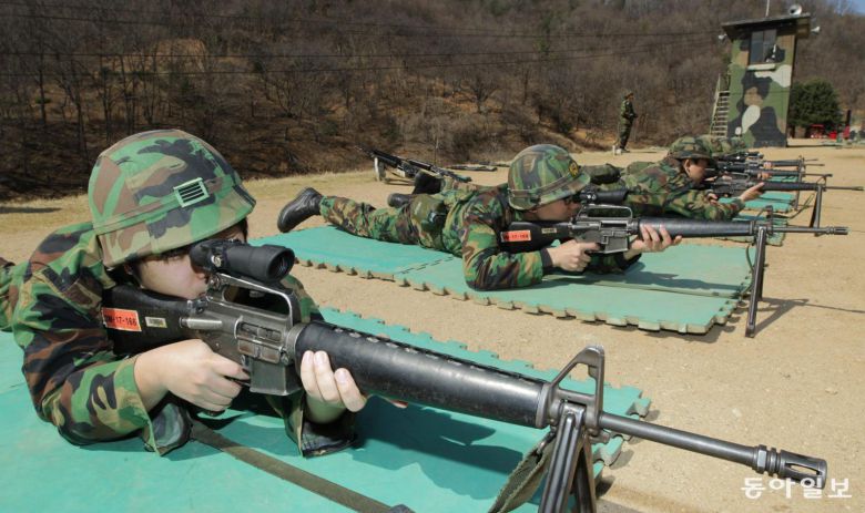 저격수로 선발된 예비군들이 12일 오후 수도방위사령부 북한산부대에서 소총에 부착된 조준경 사용법을 익히고 있다. 국방부는 북한의 특수전 등을 대비해 예비군 저격수를 3만명 육성할 계획이다. 동아일보 DB.