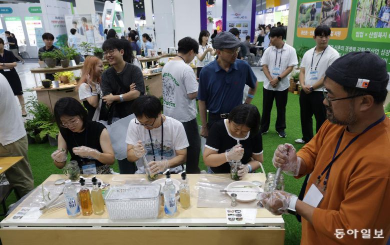 산림청은 임산물로 칵테일 ‘모히토’ 만들기 행사를 마련했다. 박형기 기자 oneshot@donga.com