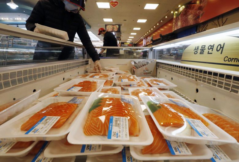 마트에 진열된 연어. 뉴시스