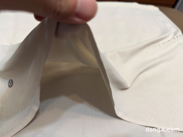 룰루레몬 패스트 앤 프리 탱크에 사용된 소재는 매우 얇고 가볍다.