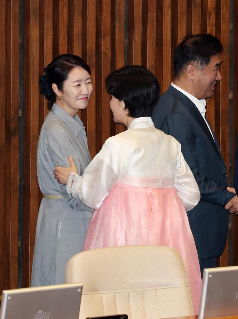 27일 오후 서울 여의도 국회에서 열린 제428회국회(임시회) 제3차 본회의에서 백혜련 더불어민주당 의원과 강선우 의원이 인사하고 있다. 2025.8.27/뉴스1