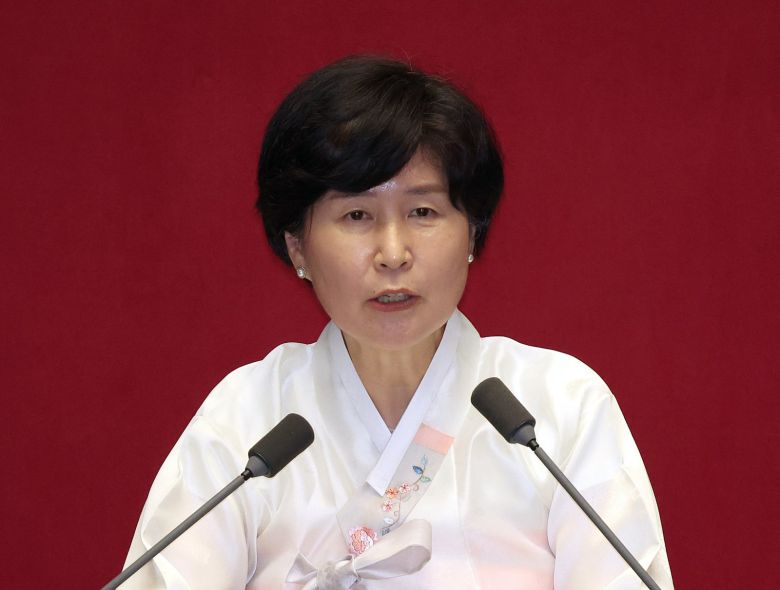 백혜련 더불어민주당 의원이 27일 오후 서울 여의도 국회에서 열린 제428회국회(임시회) 제3차 본회의에서 한복을 입고 정기국회 개회식에 한복을 입자는 제안을 담은 5분 자유발언을 하고 있다. 2025.08.27. 뉴시스