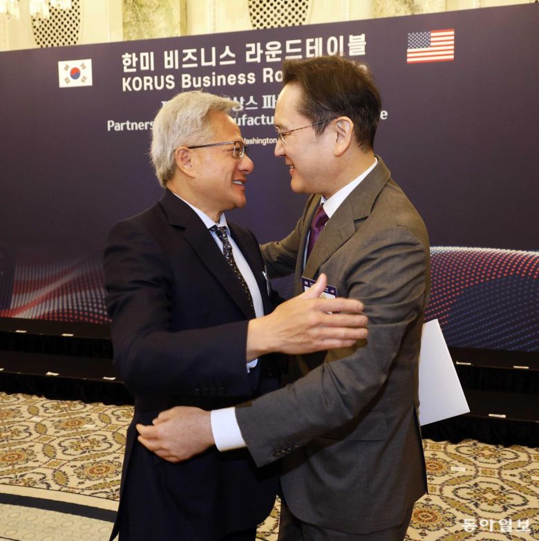이재용 삼성전자 회장(오른쪽)과 젠슨 황 엔비디아 CEO가 25일(현지 시간) 미국 워싱턴DC 윌라드 호텔에서 열린 한미 비즈니스 라운드 테이블에서 포옹하며 인사하고 있다. 워싱턴=송은석 기자 silverstone@donga.com