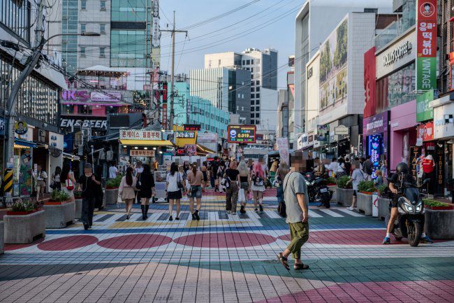 클럽과 유흥 주점(헌팅포차)가 밀집한 홍대 어울마당로의 모습. (사진=김영호 기자 rladudgh2349@donga.com)