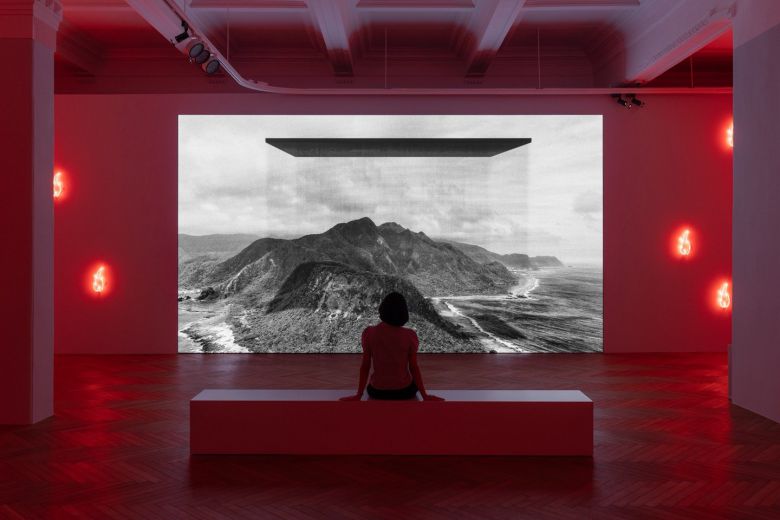 로랑 그라소의 개인전 ‘미래의 기억들’에서 공개된 영상 작품 ‘오키드섬’. 대만 란위섬을 촬영한 영상에 그래픽을 더해 아름다운 자연 이면에 숨겨진 불안감을 표현했다. 헤레디움 제공