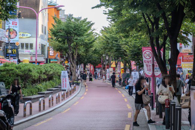 홍대 ‘걷고 싶은 거리’의 모습. 이곳에서 만난 영국인 관광객 엘리자베스는 “한국에 오기 전 홍대가이 영상을 먼저 접했다”고 답했다. (사진=김영호 기자 rladudgh2349@donga.com)