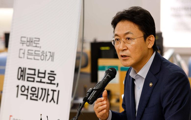 권대영 금융위원회 부위원장이 1일 서울 중구 하나은행 본점에서 예금보호한도 1억원 시행과 관련해 예금통장 개설을 마친 뒤 발언 하고 있다. 2025.9.1 뉴스1