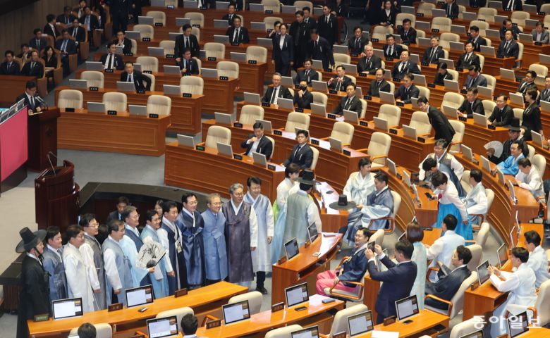 1일 서울 여의도 국회 본회의장에서 열린 제429회 정기국회 개회식에 민주당 의원들은 한복을. 국민의힘 의원들은 근조 리본을 달고서 상복차림으로 참석했다. 장승윤 기자 tomato99@donga.com