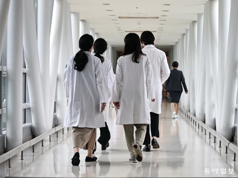 의대 정원에 반발해 병원을 떠났던 사직 전공의 상당수가 업무 현장에 복귀한 1일 오전 서울 시내의 한 대학병원에 의료진이 지나가고 있다. 양회성 기자 yohan@donga.com