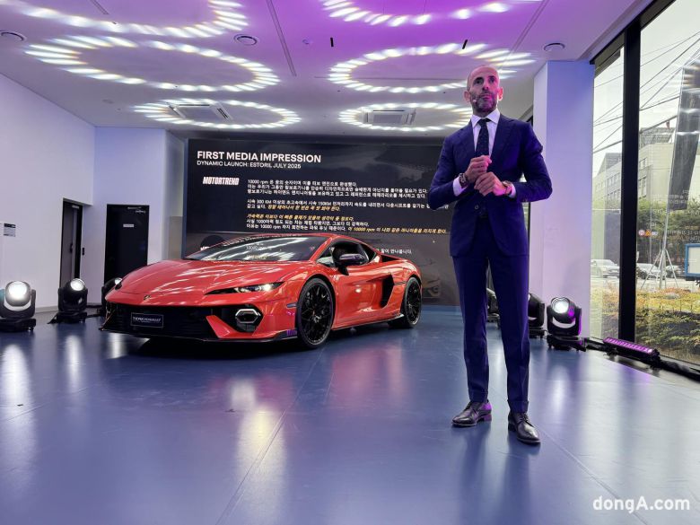 프란체스코 스카르다오니 람보르기니 아시아 태평양 지역 디렉터가 ‘테메라리오’를 소개하고 있다.