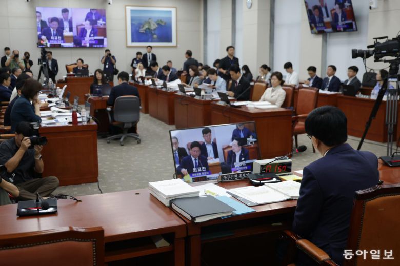 최 후보자가 자리에 돌아와 의원 질의를 듣고 있다. 박형기 기자 oneshot@donga.com