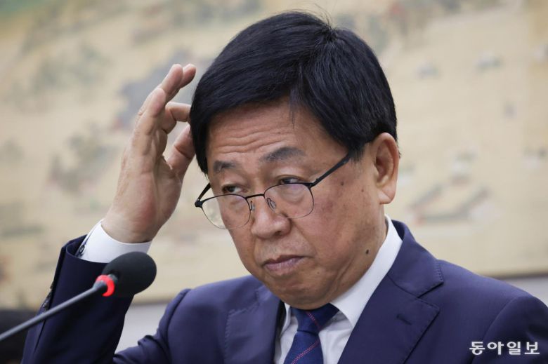 최교진 부총리 겸 교육부 장관 후보자가 2일 국회 교육위원회 인사청문회에서 의원 질의를 듣는 도중 머리를 만지고 있다. 박형기 기자 oneshot@donga.com