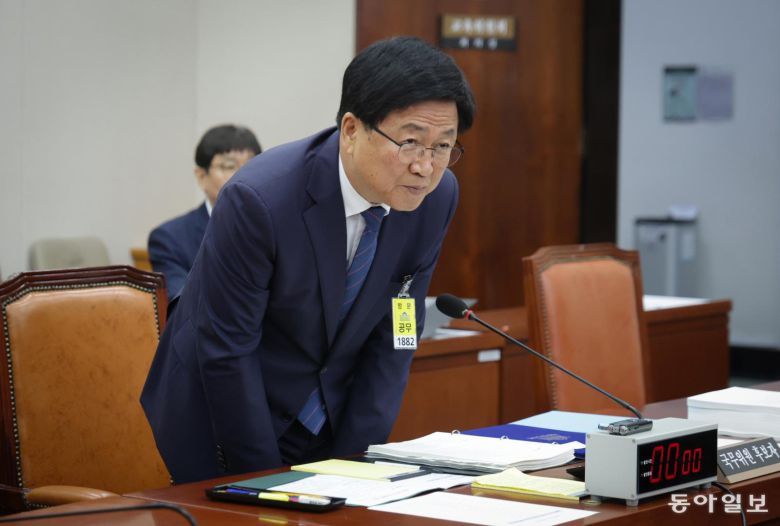 최 후보자가 2일 국회에서 교육위원회 인사청문회 시작 전 의원들에게 인사하고 있다. 박형기 기자 oneshot@donga.com