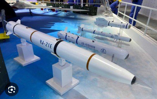 잉지(YJ)-21 미국 항공모함을 원거리에서 공격할 수 있는 중국의 공중발사형 극초음속 미사일. 폭격기 같은 공중 플랫폼에 탑재할 수 있어 타격 거리가 길고 다양한 작전에 활용 가능. 잉지는 중국이 대함 미사일에 붙이는 분류 기호.