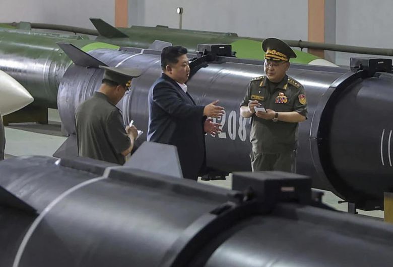 김정은 북한 국무위원장(가운데)이 지난달 31일 중요 군수기업소를 방문해 미사일 생산 능력 등을 점검하고 있다고 북한 관영매체 조선중앙통신이 1일 보도했다. 김 위원장은 3일 중국 베이징에서 열리는 중국 전승절 80주년 기념 열병식에 참석할 예정이다. AP 뉴시스