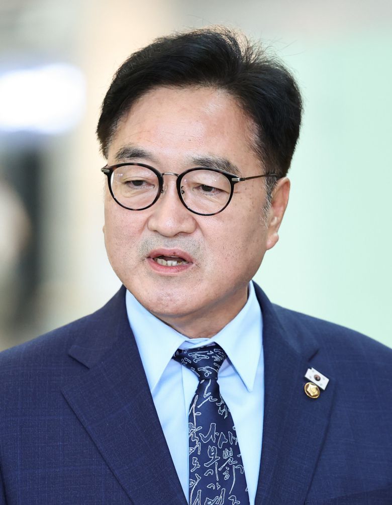 우원식 국회의장이 2일 인천국제공항 제1터미널에서 중국 ‘전승절’(항일전쟁 및 반파시스트 전쟁 승전) 80주년 행사 참석차 출국에 앞서 발언하고 있다. 2025.09.02. 뉴시스