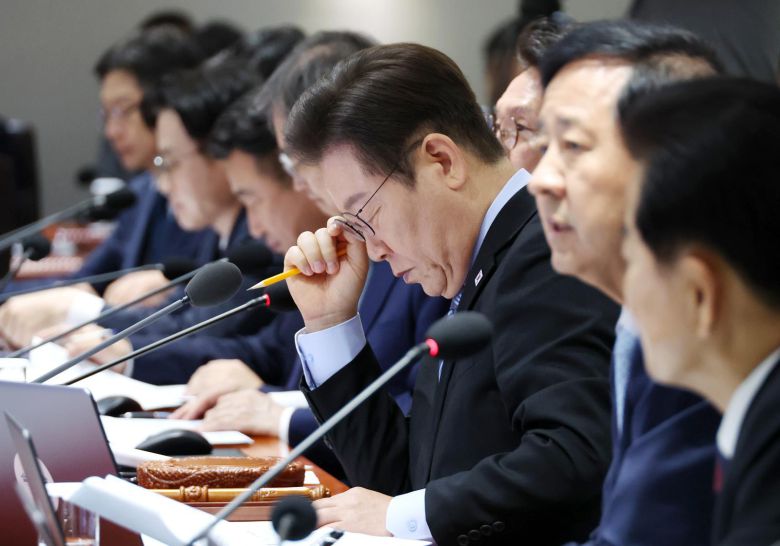 이재명 대통령이 2일 서울 용산 대통령실 청사에서 열린 제40회 국무회의에서 자료를 살펴보고 있다. (대통령실통신사진기자단) 뉴시스