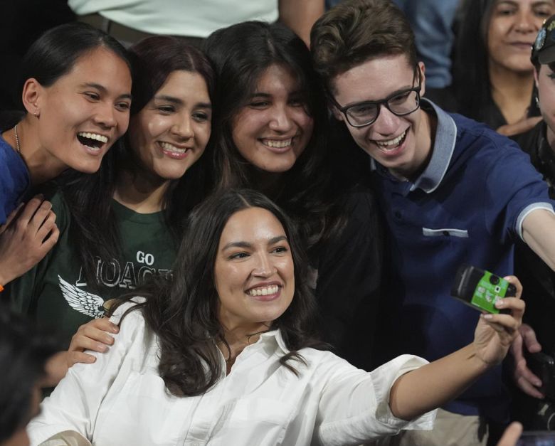 알렉산드리아 오카시오코르테스 미국 민주당 하원의원(아래)이 20일(현지 시간) 애리조나주 템피에서 열린 ‘과두정치 반대’ 집회에서 지지자들과 사진을 찍고 있다. 템피=AP 뉴시스