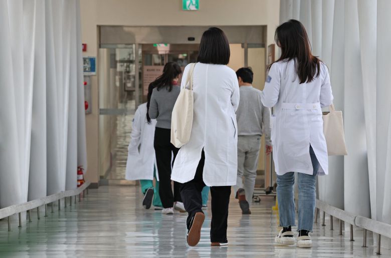 17일 서울의 한 대학병원에서 의료진이 이동하고 있다. 2024.12.17/뉴스1