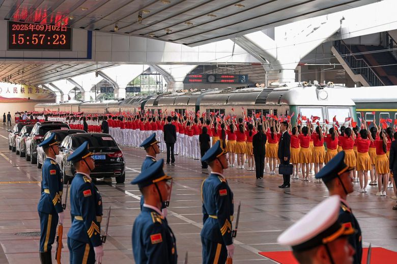 북한 노동당 기관지 노동신문은 3일 “김정은 동지께서 2일 오후 중국인민항일전쟁 및 세계반파쇼전쟁승리(전승절) 80돌(주년) 기념행사에 참석하시기 위해 전용열차로 중화인민공화국의 수도 베이징에 도착했다”라고 보도했다. 사진에는 딸 주애가 함께 동행한 것으로 확인됐다.    (평양 노동신문=뉴스1)