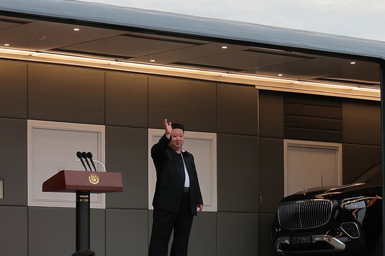 참고 사진. 김정은 북한 국무위원장의 전용 열차에 그의 전용 차량인 벤츠 마이바흐가 실려있는 모습. 2024.8.10. 뉴스1