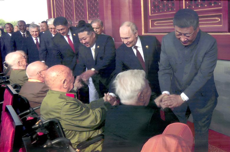 시진핑(오른쪽부터) 중국 국가주석, 블라디미르 푸틴 러시아 대통령, 김정은 북한 국무위원장이 3일(현지 시간) 중국 베이징의 톈안먼 광장에서 열리는 ‘중국 인민 항일 전쟁 및 세계 반파시스트 전쟁 승리(전승절)’ 80주년 기념 열병식을 앞두고 원로들과 인사를 나누는 모습이 대형 모니터에 비치고 있다. 2025.09.03. [베이징=AP/뉴시스]