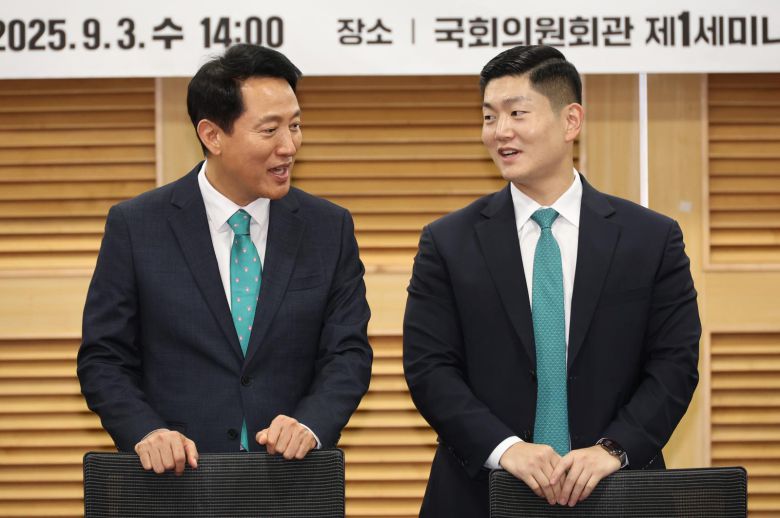 오세훈 서울시장(왼쪽)과 국민의힘 김재섭 국민의힘 의원이 3일 오후 서울 여의도 국회 의원회관에서 열린 ‘내일이 더 기대되는 서울 토론회’에서 대화를 하고 있다. 뉴시스