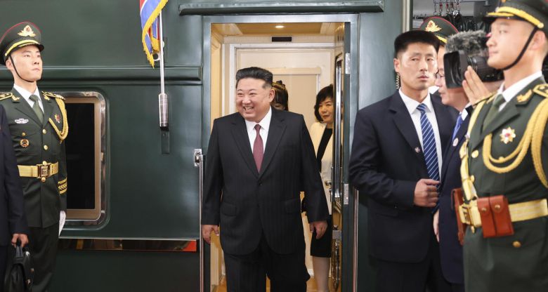 베이징 도착한 김정은… 뒤엔 딸 주애 김정은 북한 국무위원장이 중국 전승절 80주년 기념식 참석을 위해 2일 중국 베이징에 도착해 전용열차에서 내리고 있다. 김 위원장 바로 뒤에 딸 주애가 있고 최선희 외무상의 모습도 보인다. 김 위원장은 시진핑 중국 국가주석, 블라디미르 푸틴 러시아 대통령과 3일 오전 중국 베이징 톈안먼 광장 망루에 나란히 서서 열병식을 참관할 예정이다. 베이징=신화 뉴시스