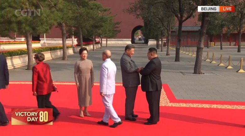 김정은 북한 노동당 총비서가 3일(현지시간) 중국 베이징 톈안먼 광장에서 열리는 전승절 80주년 열병식 행사장에 참석해 시진핑 중국 국가주석과 악수하고 있다. (출처=중국 CGTN) 2025.9.3. 뉴스1
