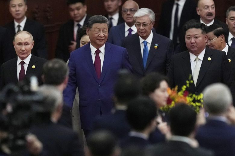 김정은(오른쪽) 북한 국무위원장과 시진핑 중국 국가주석이 3일(현지 시간) 중국 베이징의 톈안먼 광장에서 열린 ‘중국 인민 항일 전쟁 및 세계 반파시스트 전쟁 승리(전승절)’ 80주년 기념 열병식 참석 후 연회장으로 향하고 있다. 베이징=AP/뉴시스