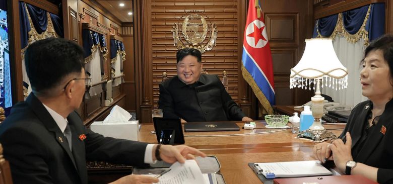 북한 노동당 기관지 노동신문은 김정은 북한 국무위원장(가운데)이 중국 전승절 80주년 기념행사에 참석하기 위해 전용열차를 타고 2일 새벽 중국 국경을 통과했다고 이날 보도했다. 오른쪽은 북한 내 ‘실세 장관’인 최선희 외무상.  노동신문 뉴스1