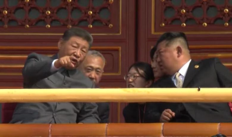 밀담 나누고 김정은 북한 국무위원장(오른쪽)과 시진핑 중국 국가주석이 3일 중국 베이징 톈안먼 망루에서 대화를 나누고 있다. 김 위원장과 시 주석은 약 90분간 이어진 전승절 80주년 열병식 도중 통역을 대동한 채 수시로 몸을 기울여 대화를 주고받았다. 중국중앙(CC)TV 영상 캡처