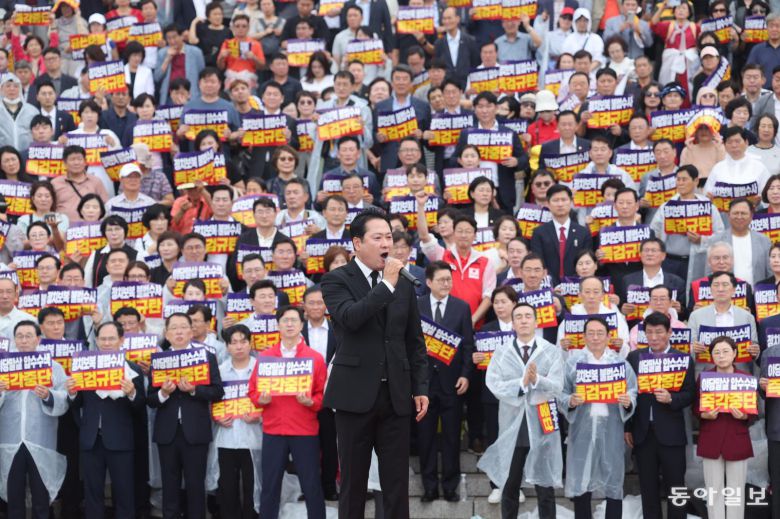 4일 오전 서울 여의도 국회 본청 앞 계단에서 열린 ‘국민의힘 야당말살 정치탄압 특검수사 규탄대회’에서 장동혁 대표 등 참석자들이 구호를 외치고 있다. 장승윤 기자 tomato99@donga.com