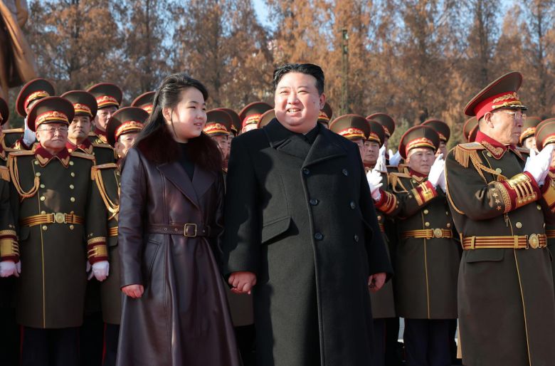 김정은 북한 노동당 총비서가 건군절(인민군 창건) 76돌인 지난 2024년 2월8일 딸 ‘주애’와 국방성을 축하방문했다고 노동당 기관지 노동신문이 9일 보도했다.  (평양 노동신문=뉴스1)