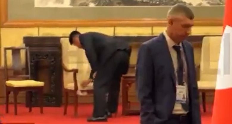 3일 중국 베이징 댜오위타이 국빈관에서 북-러 정상회담이 끝난 직후 북한 수행원이 김정은 국무위원장이 앉았던 의자를 천으로 닦아내고 있다.  알렉산드르 유나셰프 텔레그램 캡처