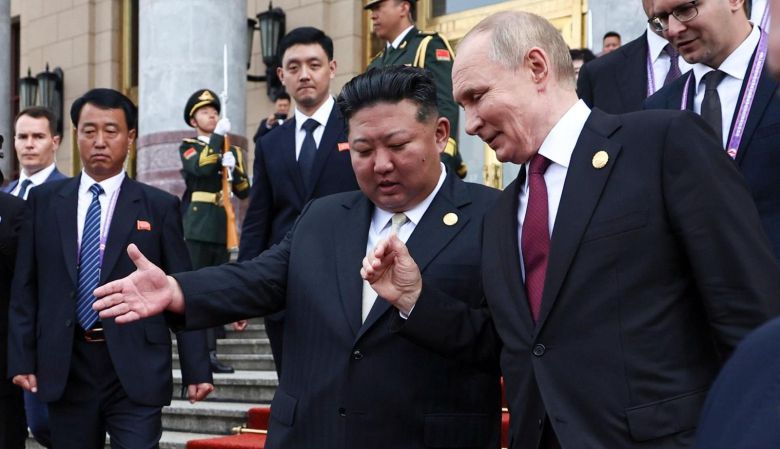 웃으며 대화 김정은 북한 국무위원장과 블라디미르 푸틴 러시아 대통령이 3일 중국 베이징 인민대회당에서 열린 전승절 리셉션에 참여한 뒤 함께 차량으로 이동하고 있다. 두 정상은 베이징 댜오위타이 국빈관으로 이동해 정상회담을 진행했다. 러시아 크렘린궁 영상 캡처