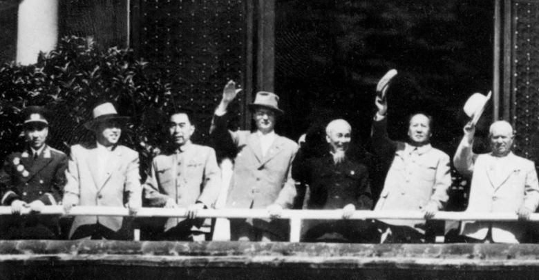 김일성 북한 주석이 1959년 중화인민공화국 건국 10주년 열병식에 참석한 모습. 왼쪽부터 당시 린뱌오 중국 국방부장, 김 주석, 저우언라이 중국 총리, 미하일 수슬로프 옛 소련 외무위원장, 호찌민 베트남 공산당 총서기, 마오쩌둥 중국 주석, 니키타 흐루쇼프 소련공산당 서기장. 베이징=신화 뉴시스
